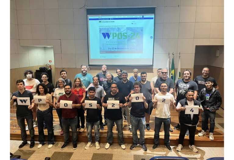 Foto do grupo do WPOS 2025 no auditório do CIC
